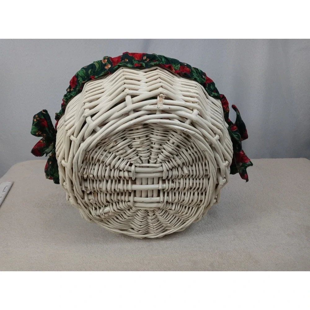 White Wicker Christmas Basket Red‎ Berry Handle Poinsettia Liner Holiday Decor